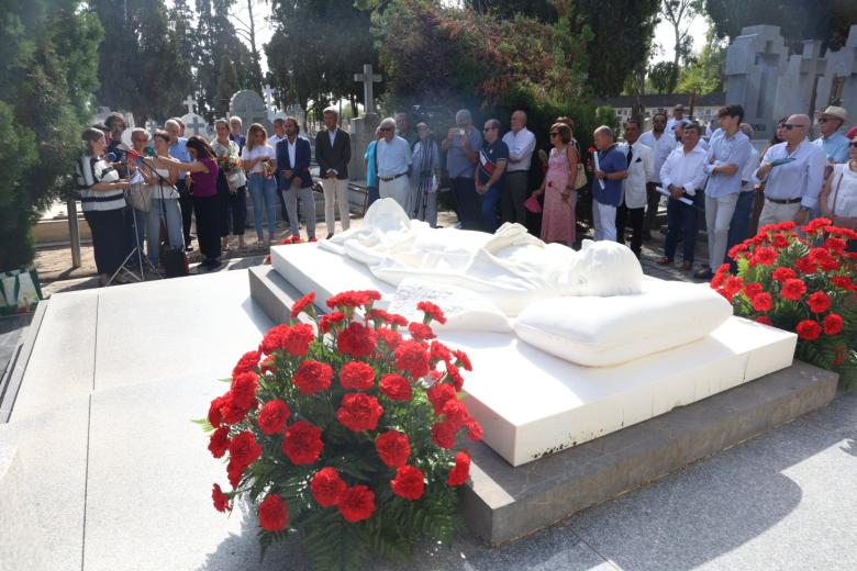 El homenaje y ofrenda floral a Manolete, en imágenes