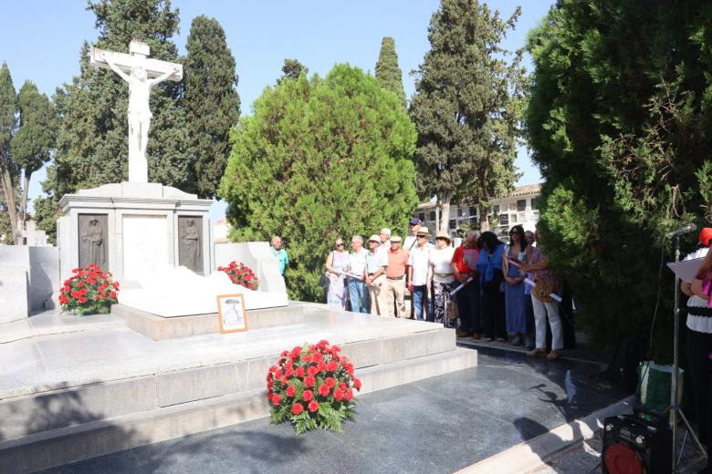 El homenaje y ofrenda floral a Manolete, en imágenes