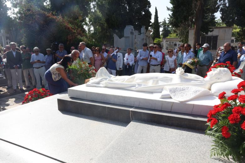 El homenaje y ofrenda floral a Manolete, en imágenes