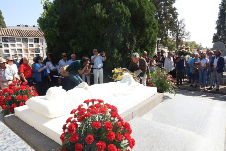 El homenaje y ofrenda floral a Manolete, en imágenes