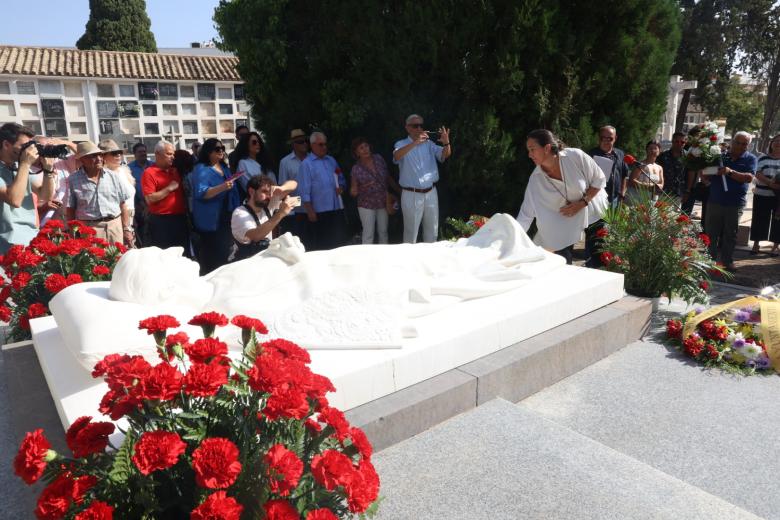 El homenaje y ofrenda floral a Manolete, en imágenes