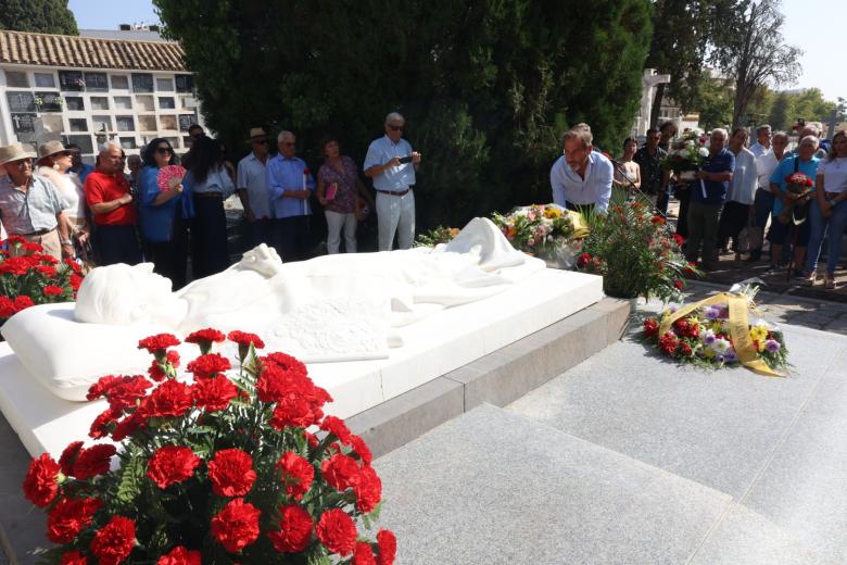 El homenaje y ofrenda floral a Manolete, en imágenes