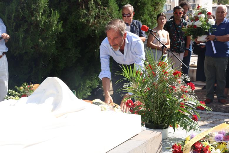 El homenaje y ofrenda floral a Manolete, en imágenes