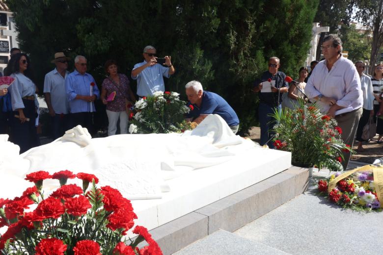 El homenaje y ofrenda floral a Manolete, en imágenes