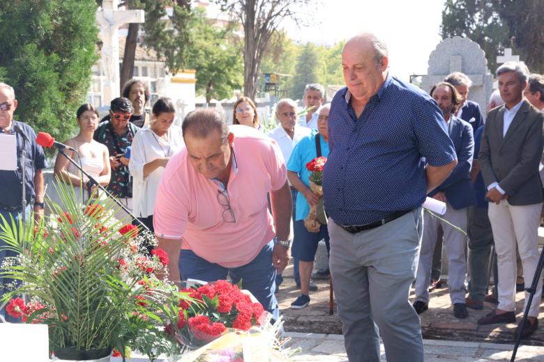 El homenaje y ofrenda floral a Manolete, en imágenes