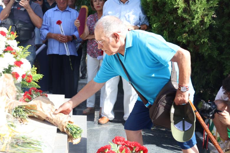 El homenaje y ofrenda floral a Manolete, en imágenes