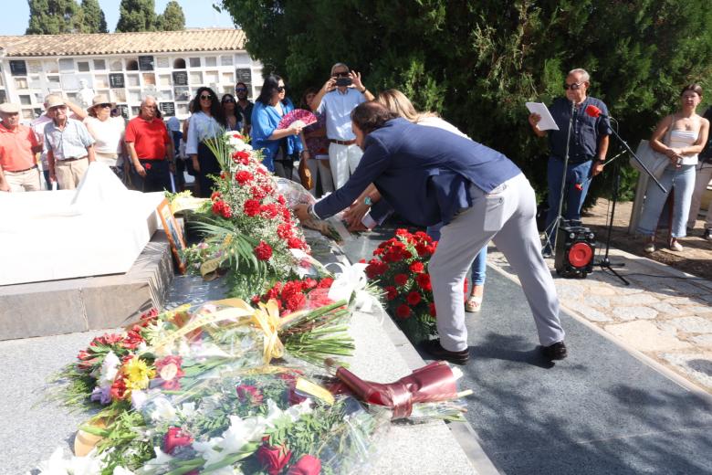 El homenaje y ofrenda floral a Manolete, en imágenes