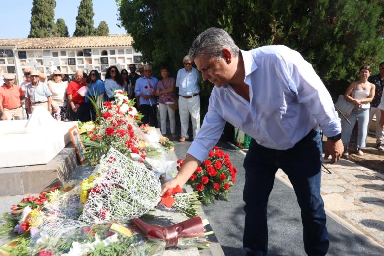 El homenaje y ofrenda floral a Manolete, en imágenes