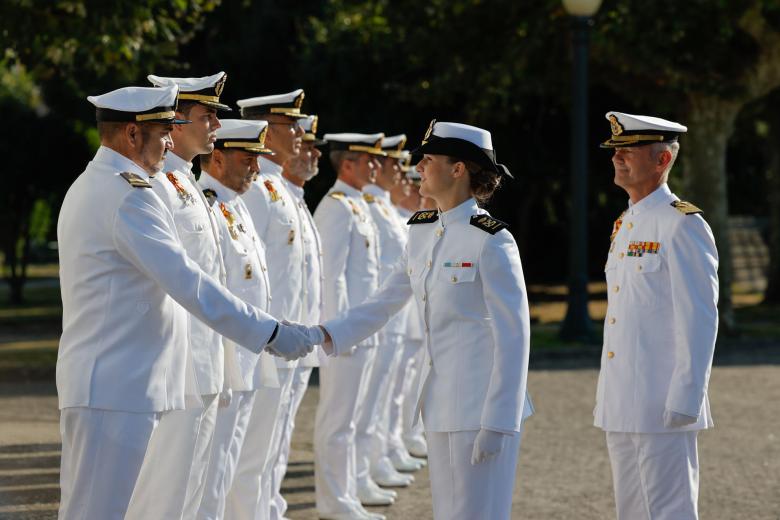 La Princesa Leonor (c) saluda durante una ceremonia este jueves en la Escuela Naval Militar de Marín, en la que recibió formación castrense su padre, para incorporarse al curso 2024-2025. La Princesa, que cumplirá 19 años el próximo 31 de octubre, completó el pasado mes de julio su primer año de formación militar en la Academia de Zaragoza.