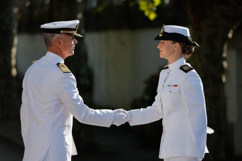 La Princesa de Asturias saluda al Comandante-Director de la Escuela Naval, donde ha ingrsado este jueves para continuar la segunda etapa de su formación militar