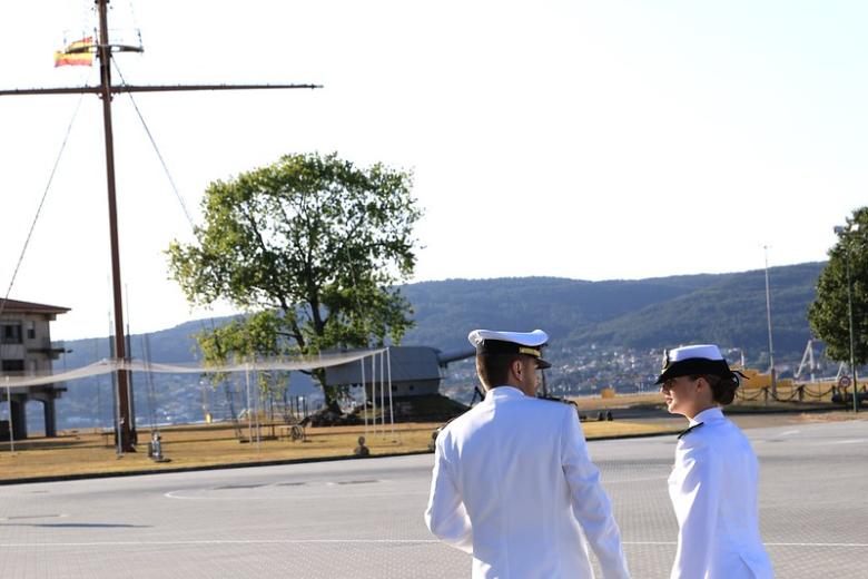 La Princesa Leonor visita las instalaciones de la Escuela Naval. "Durante todo este periodo se le proporcionarán los conocimientos, los principios y los valores que inspiran las reglas esenciales del comportamiento de un Oficial de la Armada", afirma Defensa