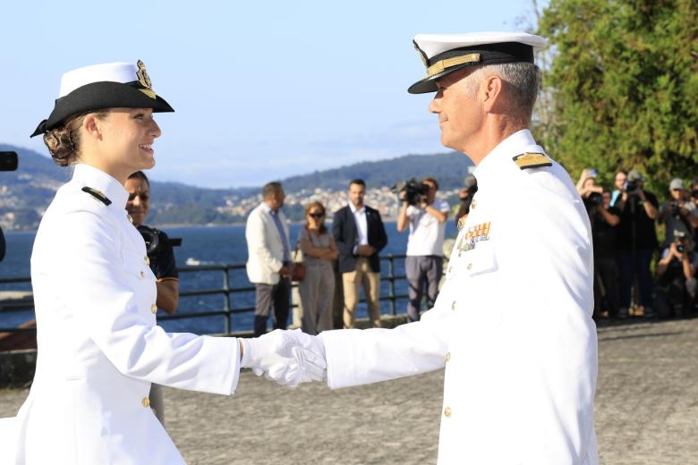 Su Alteza Real la Princesa de Asturias es recibida por el comandante-director de la Escuela Naval