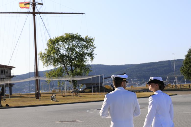 La Princesa de Asturias acompañada por su comandante de brigada instructor recorre la Escuela Naval Militar