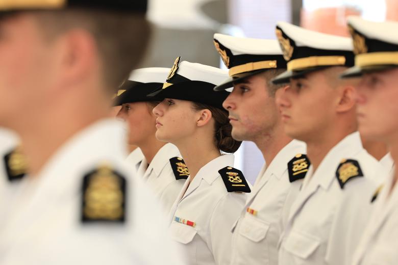 Entre las actividades de la Princesa de Asturias en la Escuela Naval Militar de Marín durante su primer día destaca la entrega de la insignia como alumna distinguida, junto a otros compañeros