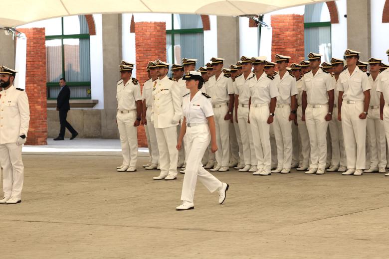 La Princesa ha sido reconocida como alumna distinguida. Se trata de un reconocimiento que se concede al comienzo del curso a los alumnos que hayan cumplido unos requisitos en el año anterior, relativos a las calificaciones obtenidas, nota de instrucción y adiestramiento o ausencia de faltas disciplinarias, entre otras cuestiones.