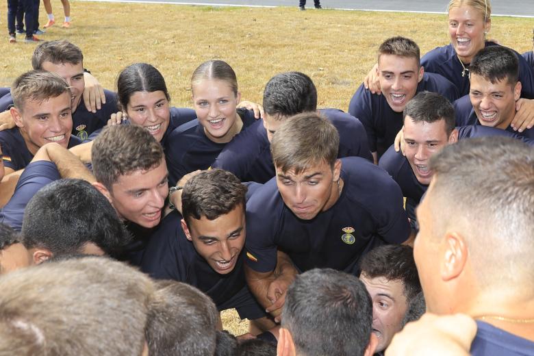 La Princesa ha sido reconocida como alumna distinguida. Se trata de un reconocimiento que se concede al comienzo del curso a los alumnos que hayan cumplido unos requisitos en el año anterior, relativos a las calificaciones obtenidas, nota de instrucción y adiestramiento o ausencia de faltas disciplinarias, entre otras cuestiones.