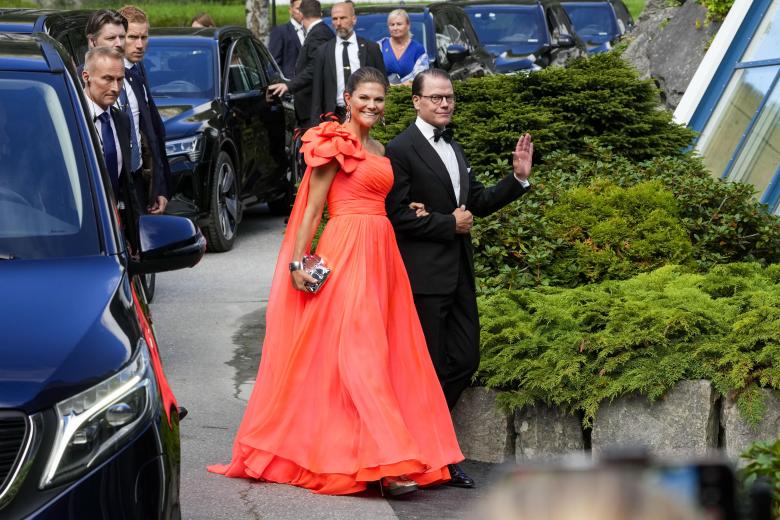 Geiranger (Norway), 31/08/2024.- Crown Princess Victoria (L) and Prince Daniel of Sweden on their way into Hotel Union after the wedding of Norwegian Princess Martha Louise and US businessman Durek Verrett, in Geiranger, Norway, 31 August 2024. (Noruega, Suecia) EFE/EPA/CORNELIUS POPPE NORWAY OUT