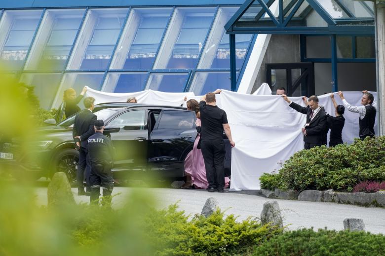 Geiranger (Norway), 31/08/2024.- Guests are hidden with large white sheets as they leave Hotel Union to attend the wedding of Norwegian Princess Martha Louise and her partner, US businessman Durek Verrett, in Geiranger, Norway, 31 August 2024. (Noruega) EFE/EPA/HEIKO JUNGE NORWAY OUT