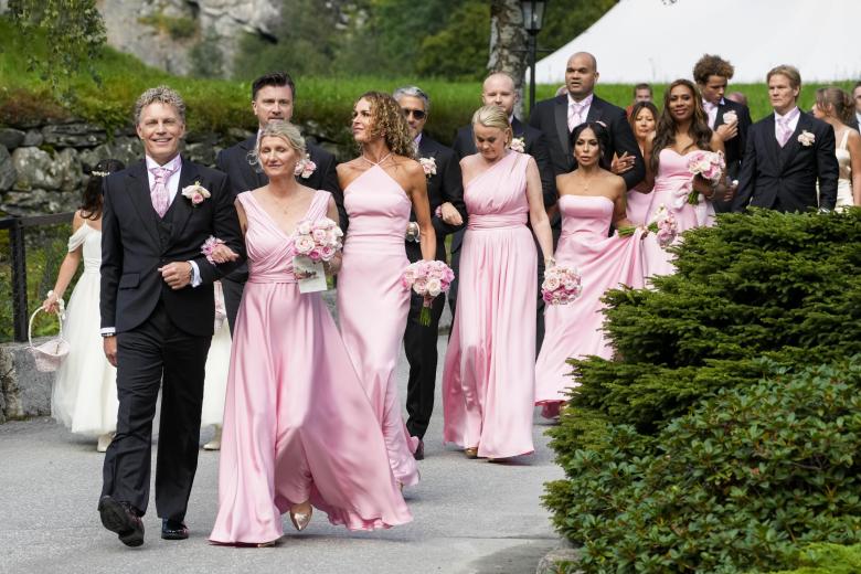 Las damas de honor a su llegada a la boda