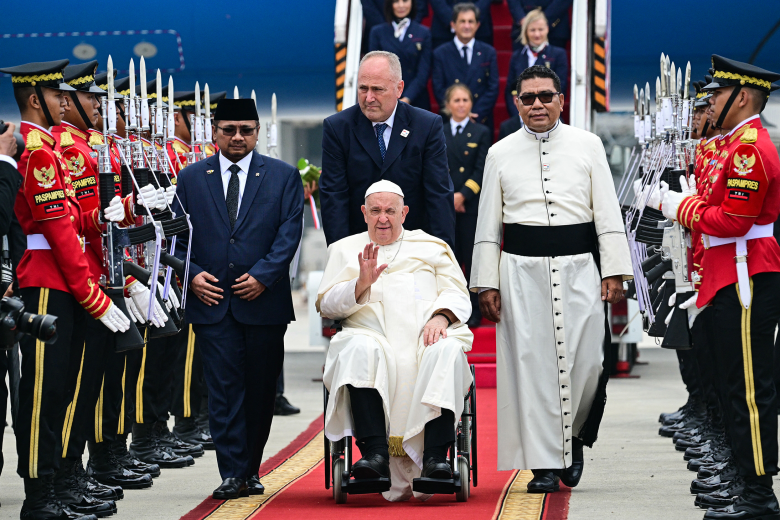 El Papa Francisco a su llegada a Indonesia