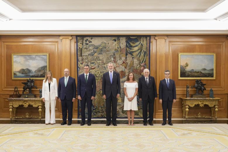 La magistrada Isabel Perelló posa para una foto de grupo junto al presidente del Senado, Pedro Rollán; el presidente del Gobierno, Pedro Sánchez; el rey Felipe VI; la presidenta del Congreso, Francina Armengol; el presidente del Tribunal Constitucional, Cándido Conde-Pumpido, y el ministro de la Presidencia, Justicia y Relaciones con las Cortes, Félix Bolaños