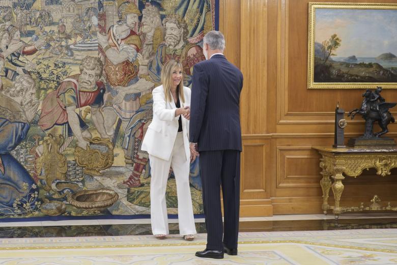 La magistrada Isabel Perelló saluda al rey Felipe VI durante la ceremonia