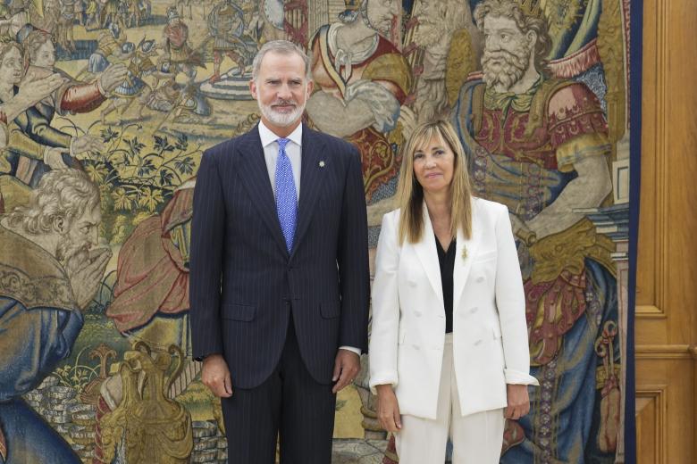 La magistrada Isabel Perelló posa junto al rey Felipe VI durante la ceremonia en la que prometió este miércoles ante el jefe del Estado su cargo como presidenta del CGPJ y del Tribunal Supremo