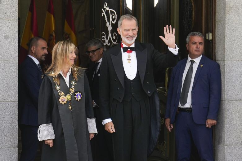 El rey Felipe y la presidenta del CGPJ Isabel Perelló, a su llegada al Tribunal Supremo