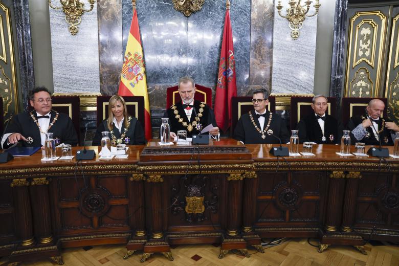 El rey Felipe VI, la presidenta del CGPJ, Isabel Perelló, el fiscal general del Estado, Álvaro García, y el ministro de Justicia, Félix Bolaños, en el Tribunal Supremo