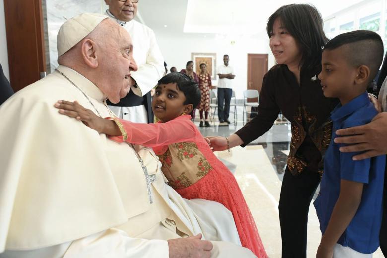 YAKARTA (INDONESIA), 03/09/2024.- El papa Francisco saludó este martes, a su llegada a la nunciatura de Yakarta tras un vuelo de 13 horas, a un grupo de refugiados acogidos por el Servicio Jesuita a Refugiados, niños huérfanos criados por monjas dominicas y ancianos, y migrantes y personas sin hogar acompañados por la Comunidad de San Egidio. EFE/ Vatican Media SOLO USO EDITORIAL/SOLO DISPONIBLE PARA ILUSTRAR LA NOTICIA QUE ACOMPAÑA (CRÉDITO OBLIGATORIO)