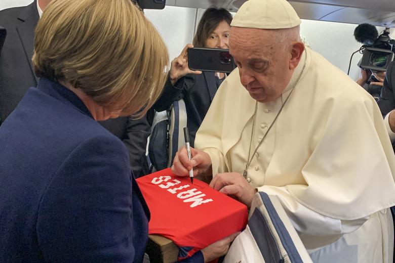 FOTODELDÍA ROMA, 02/09/2024.- El papa Francisco firmó en el vuelo hacia Indonesia, primera etapa de su gira por Asia y Oceanía, una camiseta de fútbol con el nombre de Mateo (Gómez Sánchez) -el niño de 11 años asesinado en Mocejón por un joven con problemas mentales-, que le envió su familia. Francisco firmó la camiseta, que regresará a España para que la pueda guardar la familia de Mateo, y conservó también una carta de la madre del niño, a quien le mandó un rosario bendecido. EFE/Cristina Cabrejas