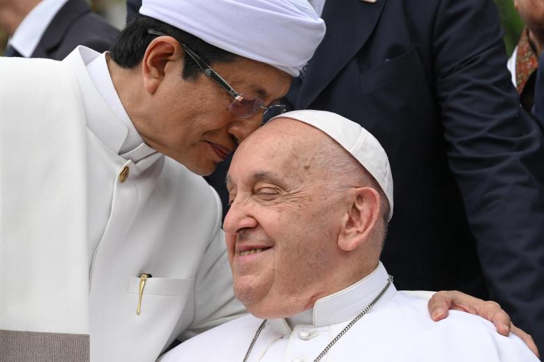 FOTODELDÍA Yakarta (Indonesia), 05/09/2024.- El Papa Francisco posa con el Gran Imán de la Mezquita Istiqlal, Nasaruddin Umar (i), para una foto de familia al final del encuentro interreligioso en la Mezquita Istiqlal en Yakarta, Indonesia, este jueves. El Papa Francisco se encuentra en una visita apostólica al país de mayoría musulmana de Indonesia del 3 al 6 de septiembre, como parte de su viaje de 12 días a la región de Asia y el Pacífico, que incluye paradas en Papúa Nueva Guinea, Timor Oriental y Singapur.EFE/ Alessandro Di Meo