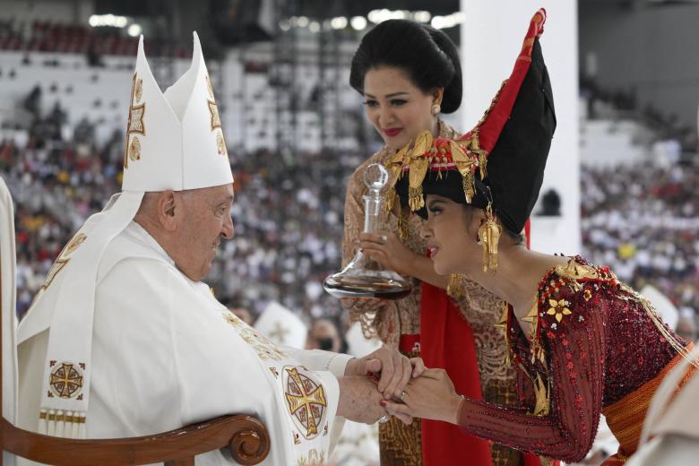 This handout photograph taken and released on September 5, 2024 by Vatican Media shows Pope Francis (L) leading a holy mass at the Gelora Bung Karno Stadium in Jakarta on September 5, 2024. (Photo by Handout / VATICAN MEDIA / AFP) / RESTRICTED TO EDITORIAL USE - MANDATORY CREDIT "AFP PHOTO /Vatican Media" - NO MARKETING NO ADVERTISING CAMPAIGNS - DISTRIBUTED AS A SERVICE TO CLIENTS