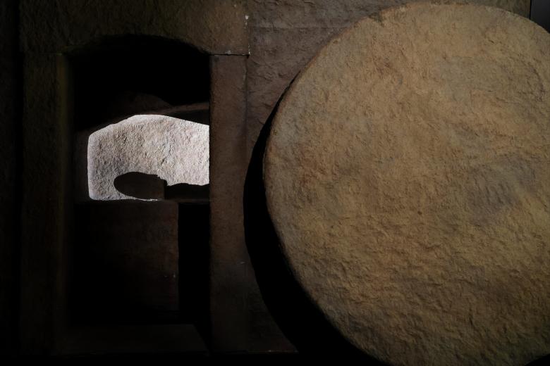 La silueta del "hombre misterioso", recortada contra la pared