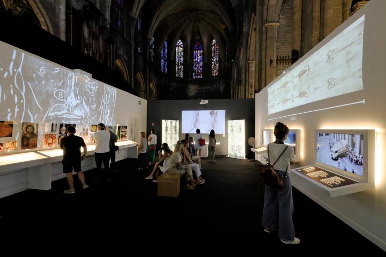 Una de las salas de la exposición, en la basílica del Pi