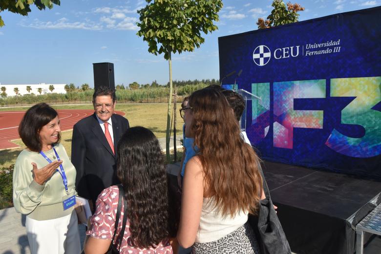 La Universidad CEU Fernando III ha recibido a sus primeros alumnos -cerca de 400- este miércoles en su Welcome Day, que supone el pistoletazo de salida para la puesta en marcha de la cuarta universidad del CEU en España