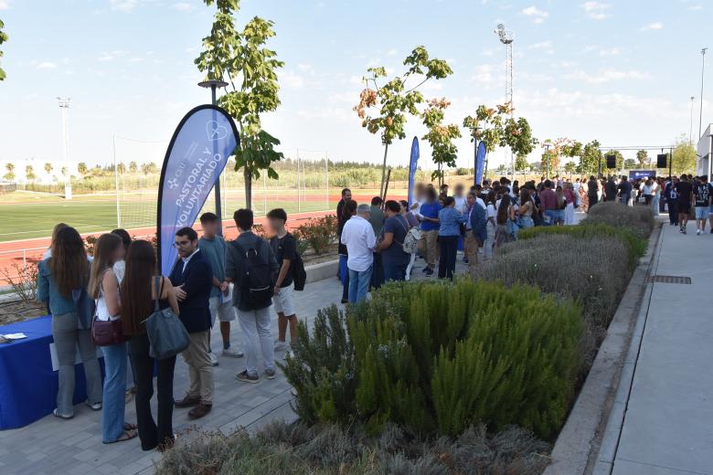 Los alumnos han podido visitar los diferentes stands en los que han recibido información para aprovechar al máximo su estancia en la Universidad