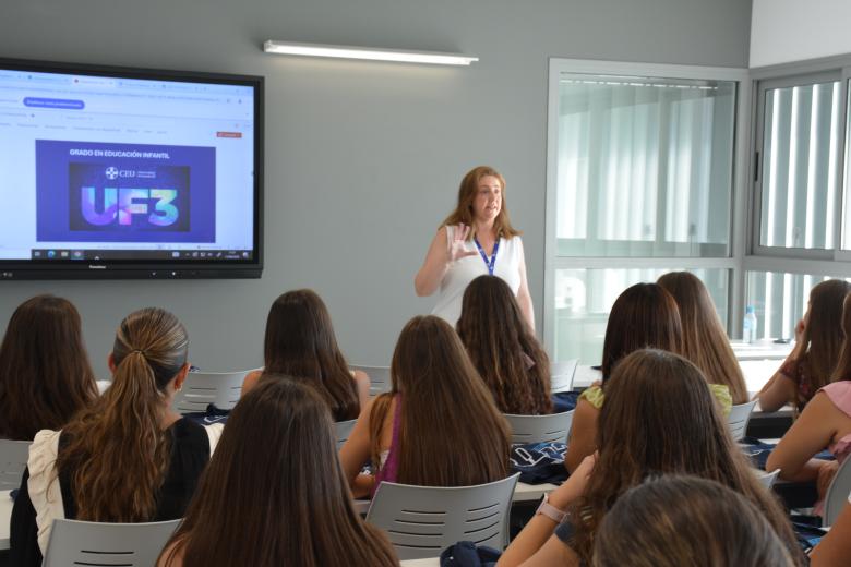 Han visitado las instalaciones de la universidad y se han dirigido a las que serán sus clases para conocer mejor el programa académico que van a cursar, el calendario y a sus profesores