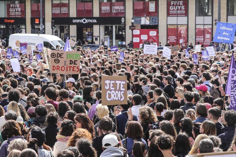 Miles de manifestantes mostraron este sábado en París su apoyo a Gisèle Pelicot, la mujer a la que su marido drogó durante años para que fuese violada por decenas de desconocidos