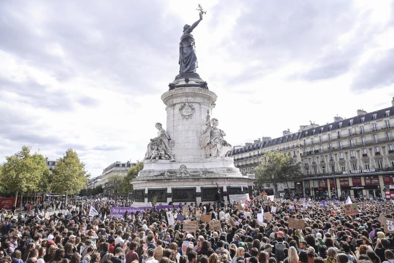 Miles de manifestantes mostraron este sábado en París su apoyo a Gisèle Pelicot, la mujer a la que su marido drogó durante años para que fuese violada por decenas de desconocidos