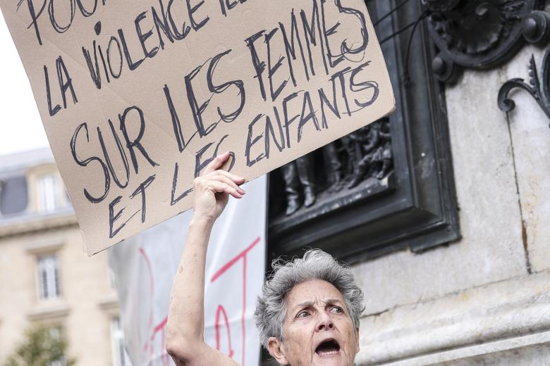 Miles de manifestantes mostraron este sábado en París su apoyo a Gisèle Pelicot, la mujer a la que su marido drogó durante años para que fuese violada por decenas de desconocidos