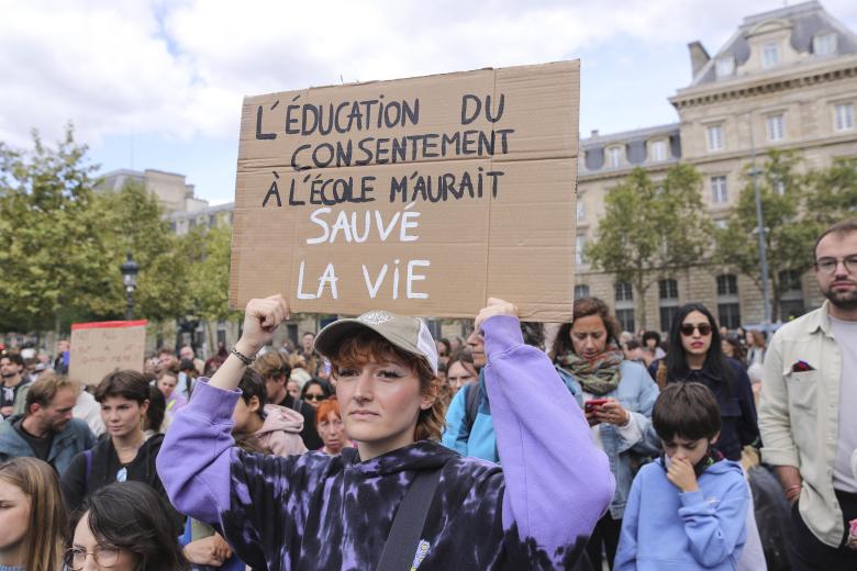 Miles de manifestantes mostraron este sábado en París su apoyo a Gisèle Pelicot, la mujer a la que su marido drogó durante años para que fuese violada por decenas de desconocidos