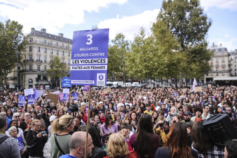 Miles de manifestantes mostraron este sábado en París su apoyo a Gisèle Pelicot, la mujer a la que su marido drogó durante años para que fuese violada por decenas de desconocidos