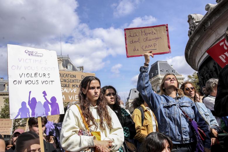 Miles de manifestantes mostraron este sábado en París su apoyo a Gisèle Pelicot, la mujer a la que su marido drogó durante años para que fuese violada por decenas de desconocidos