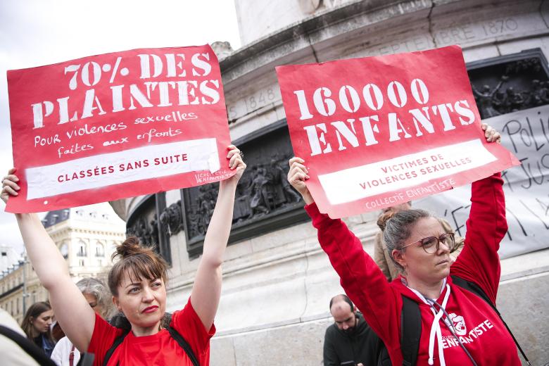 Miles de manifestantes mostraron este sábado en París su apoyo a Gisèle Pelicot, la mujer a la que su marido drogó durante años para que fuese violada por decenas de desconocidos