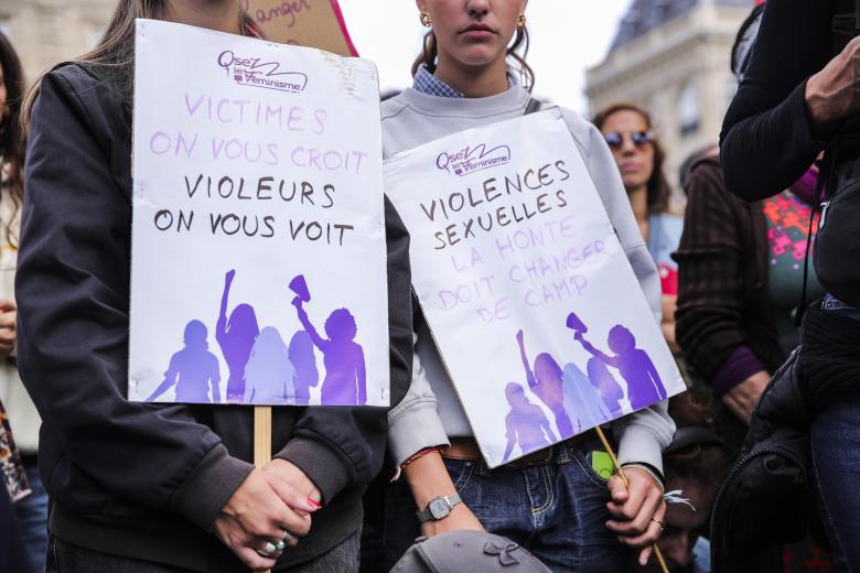 Miles de manifestantes mostraron este sábado en París su apoyo a Gisèle Pelicot, la mujer a la que su marido drogó durante años para que fuese violada por decenas de desconocidos