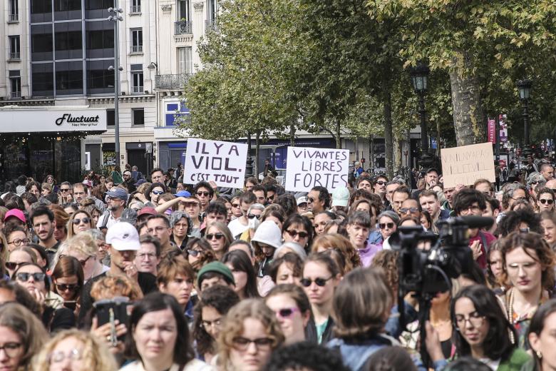 Miles de manifestantes mostraron este sábado en París su apoyo a Gisèle Pelicot, la mujer a la que su marido drogó durante años para que fuese violada por decenas de desconocidos