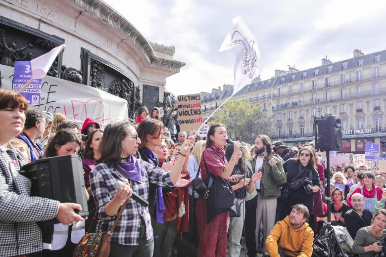 Miles de manifestantes mostraron este sábado en París su apoyo a Gisèle Pelicot, la mujer a la que su marido drogó durante años para que fuese violada por decenas de desconocidos