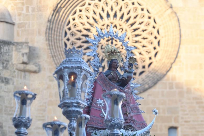 La procesión de la Virgen de Villaviciosa, en imágenes