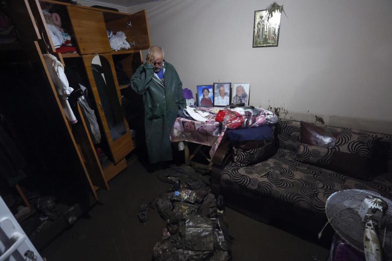 Constantin, un anciano omaní de 62 años, está abrumado por las emociones dentro del dormitorio de su casa familiar en el pueblo de Pechea, afectado por las inundaciones, cerca de la ciudad de Galati, Rumania.